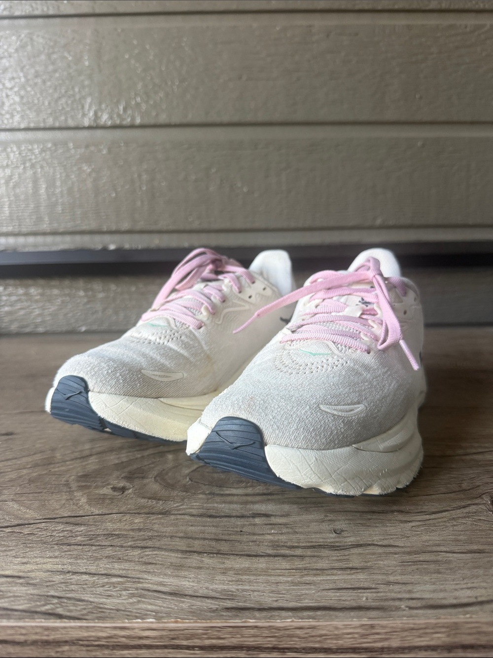 Hoka One One Arahi Neutral Running Sneakers with Pink Laces size 8 B